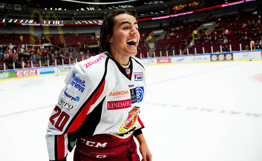 Almtunas Alen Bibic skrattar åt sina motståndare