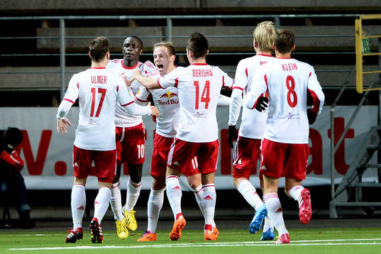Salzburgs Marco Meilinger (mitten, jublar) krams om efter han gjort 0-1