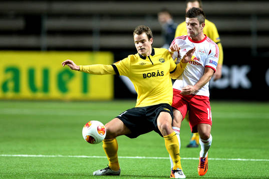 Elfsborgs Henning Hauger i kamp om bollen med Salzburgs