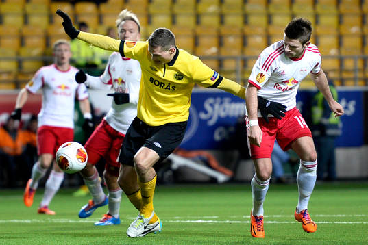 Elfsborgs Jon Jönsson i kamp med Salzburgs Valon Berisha