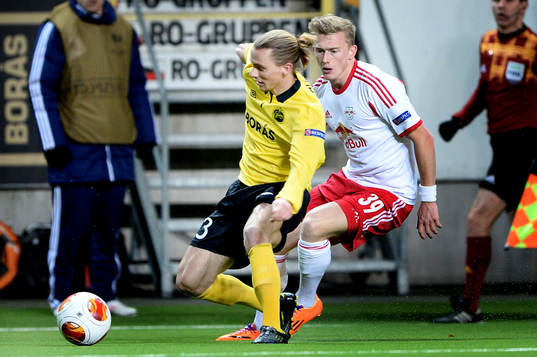 Elfsborgs Niklas Hult tar sig förbi Salzburgs Georg Teigl