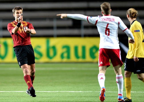 Domare Kristo Tohver ger Salzburgs Christian Schwegler en tillsägelse