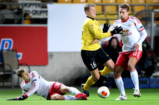 Elfsborgs Viktor Claesson i kamp om bollen med Salzburgs Florian Klein och Stefan Ilsanker