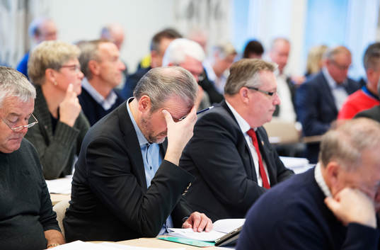 En delegat läser dokument