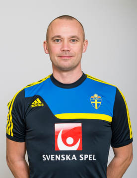 Anders Schröder, naprapat för P16/97-landslaget, poserar för ett porträtt den 30 november 2013 i Stockholm.