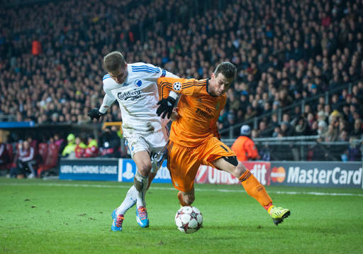  Real Madrids Gareth Bale mot  Köpenhamns Rurik Gislason i matchen i Champions League mellan FC Köpenhamn och Real Madrid 10 december 2013.