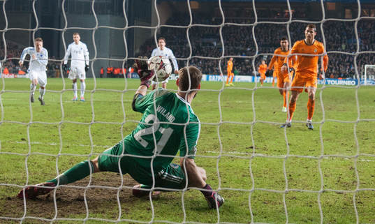   Köpenhamns svenske målvakt Johan Wiland räddar en straff från Real Madrids Cristiano Ronaldo i matchen i Champions League mellan FC Köpenhamn och Real Madrid 10 december 2013.