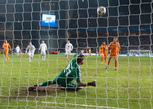   Köpenhamns svenske målvakt Johan Wiland räddar en straff från Real Madrids Cristiano Ronaldo i matchen i Champions League mellan FC Köpenhamn och Real Madrid 10 december 2013.