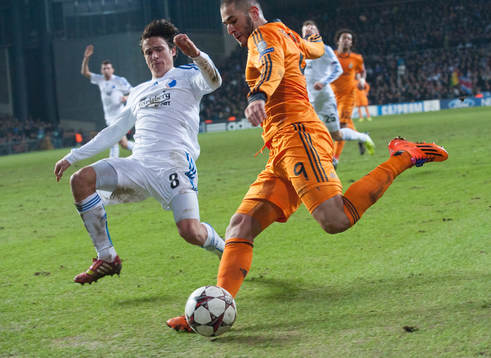   Real Madrids Karim Benzema och Köpenhamns Thomas Delaney i matchen i Champions League mellan FC Köpenhamn och Real Madrid 10 december 2013.