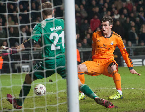  Real Madrids Gareth Bale missar en otrolig målchans framför Köpenhamns Johan Wiland i matchen i Champions League mellan FC Köpenhamn och Real Madrid 10 december 2013.