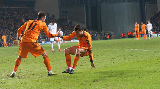  Fair play, Gareth Bale hjälper Cristiano Ronaldo upp i matchen i Champions League mellan FC Köpenhamn och Real Madrid 10 december 2013.