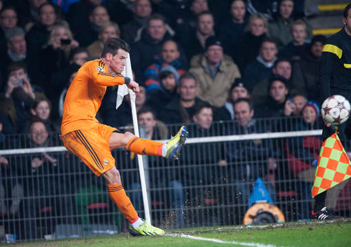  Real Madrids Gareth Bale slår en hörna  i matchen i Champions League mellan FC Köpenhamn och Real Madrid 10 december 2013.
