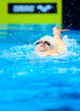 Linus Kanth, Sverige, simmar 400m medley i försöken