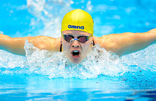 Celine Bertrand, Sverige, simmar 400m medley i försöken