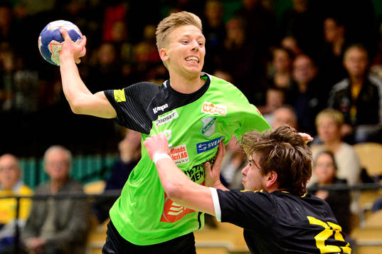 Rimbos Ken Tollbring letar skott över Sävehofs Olle