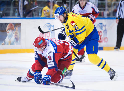 Rysslands Denis Denisov i kamp om pucken med Sveriges