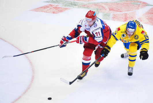 Rysslands Ilya Kovalchuk utmanas av Sveriges Mattias