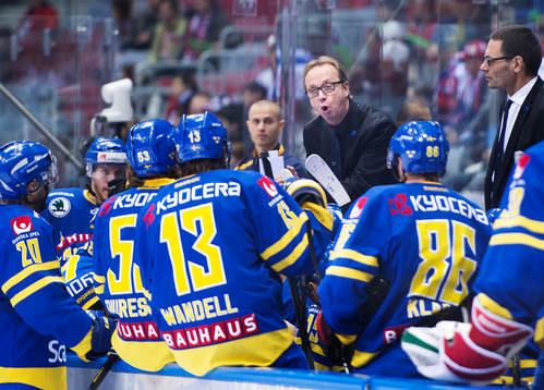 Sveriges förbundskapten Pär Mårts pratar med spelarna