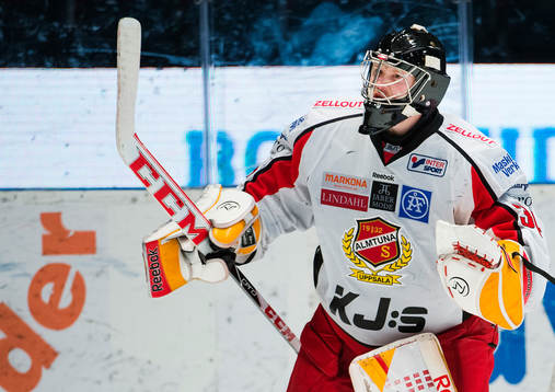 Almtunas målvakt Erik Hanses jublar