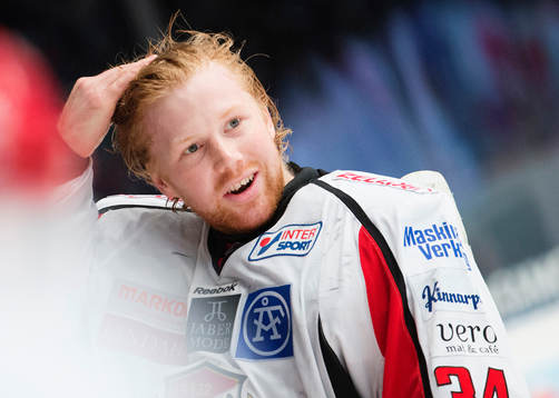 Almtunas målvakt Erik Hanses skrattar innan