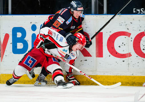 Djurgårdens Dustin Johner  trycker ner Almtunas Linus