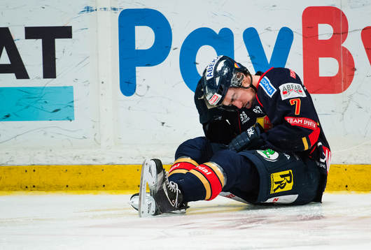 Djurgårdens Nils Andersson tar sig om nacken