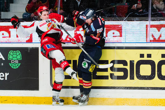 Almtunas Emil Ripstrand och Djurgårdens Robin Dahlström