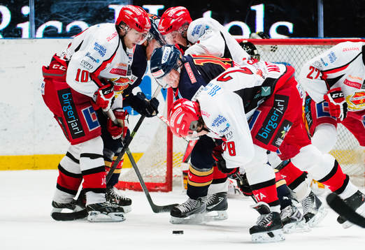 Almtunas Fredrik Vestberg (v) Djurgårdens Joakim Eriksson