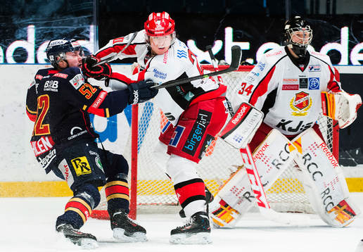 Djurgårdens Mikael Ahlén och Almtunas Alen Bibic i kamp