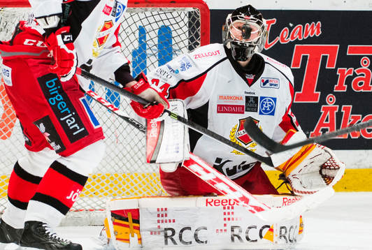 Almtunas målvakt Erik Hanses med blick på pucken