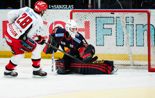 Almtunas Simon Mattsson lägger sin straff på Djurgårdens