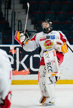 Almtunas målvakt Erik Hanses jublar