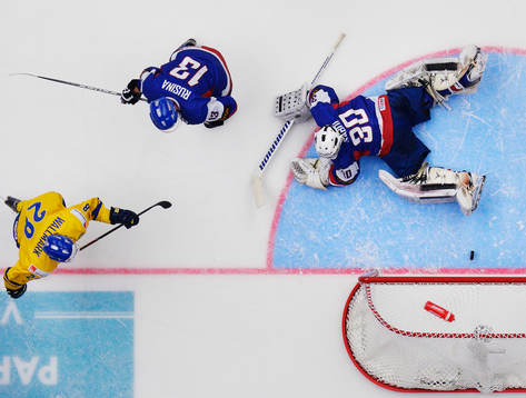 Sveriges Lucas Wallmark gör 4-0 bakom Slovakiens målvakt