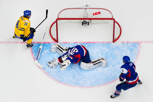 Sveriges Lucas Wallmark skjuter in 1-0 bakom Slovakiens