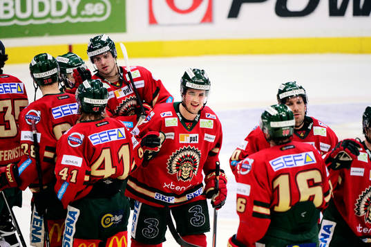 Frölundas Erik Gustafsson firar med laget