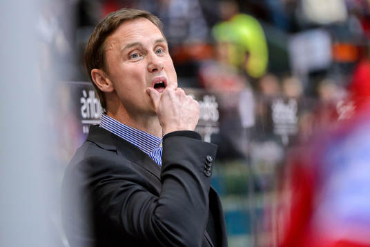 Frölundas tränare Roger Rönnberg tar sig för hakan