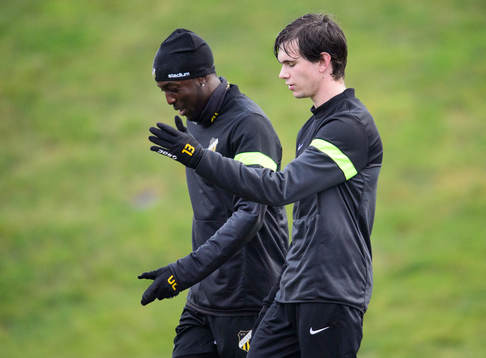 Ronald Mukiibi (från Qviding) och Sebastian Olsson (från