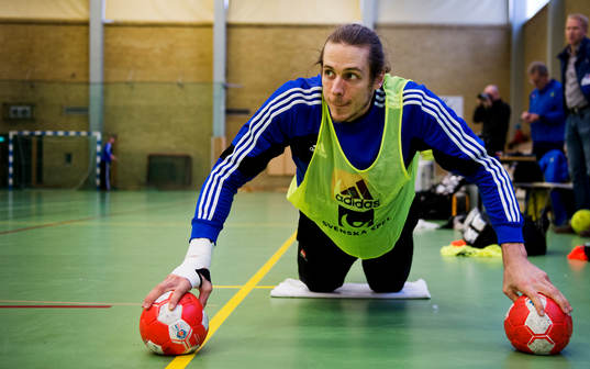 Kim Ekdahl Du Rietz tränar rehab för sin handledsskada