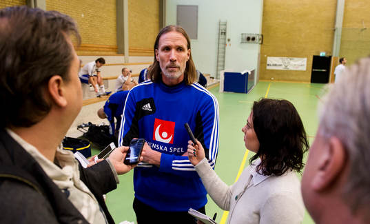 Förbundskapten Staffan Olsson pratar med media när