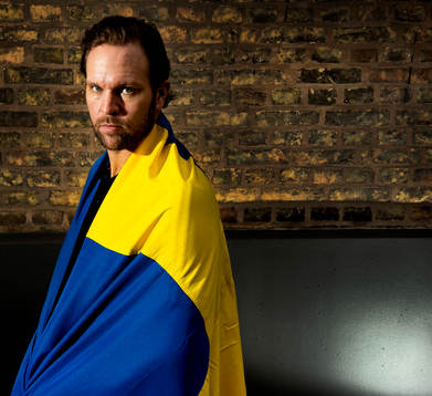 Magnus Jernemyr med en svensk flagga
