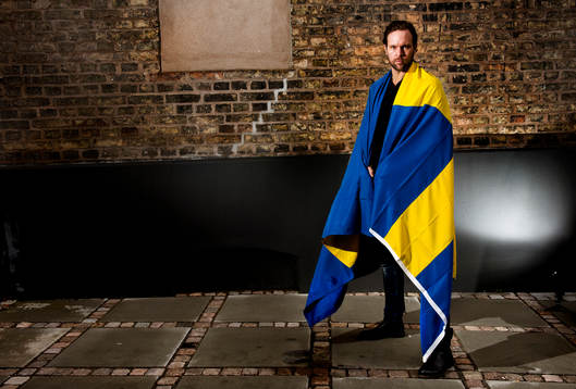 Magnus Jernemyr med en svensk flagga