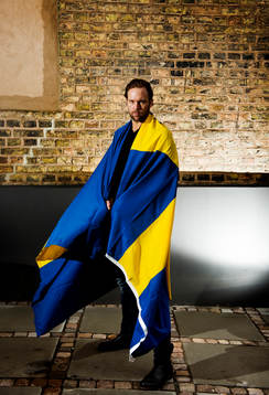 Magnus Jernemyr med en svensk flagga