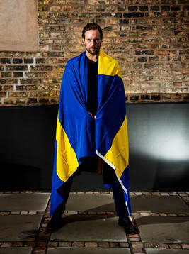 Magnus Jernemyr med en svensk flagga