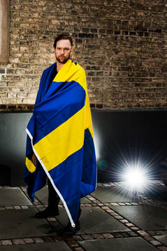 Magnus Jernemyr med en svensk flagga