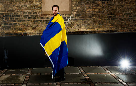 Magnus Jernemyr med en svensk flagga