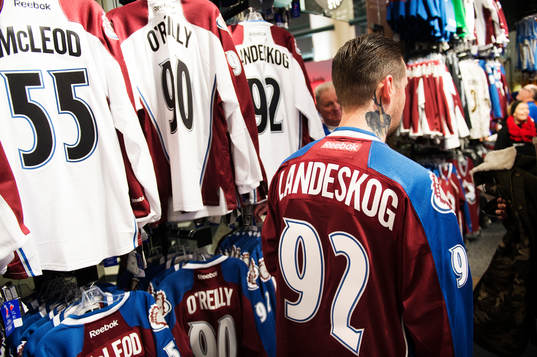 En man testar en ishockeytröja med trycket Gabriel