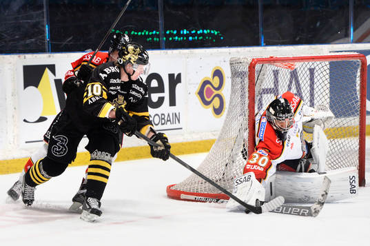s Esa Pirnes letar läge framför Luleås målvakt Mark Owya