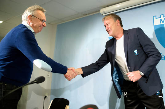 Malmö FFs VD Per Nilsson tar Åge Hareide i hand
