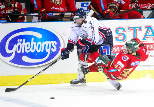 Linköpings Kent McDonell tacklar Frölundas Tom Nilsson