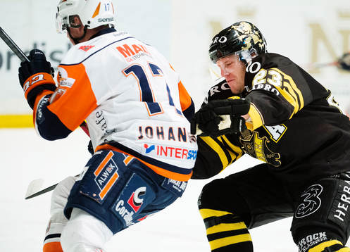 s Jonas Liwing i kamp mot Växjös  Alexander Johansson